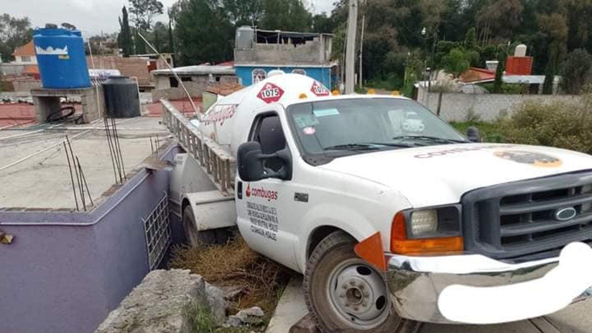 ¡Qué pánico! Pipa de gas se estrella contra casa y se presenta una fuga