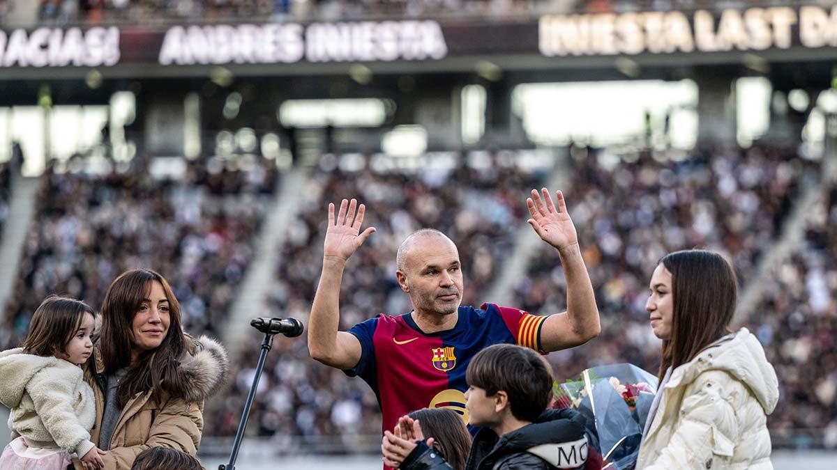 Andrés Iniesta se ‘despide’ ante 45,000 espectadores en Tokio