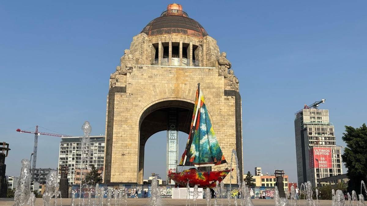 Aparece Velero en el Monumento a la Revolución, en CDMX, ¿qué hace ahí?