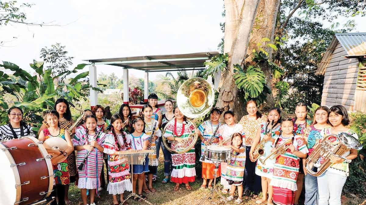 Entregan instrumentos a banda filarmónica en la región Cuenca del ...