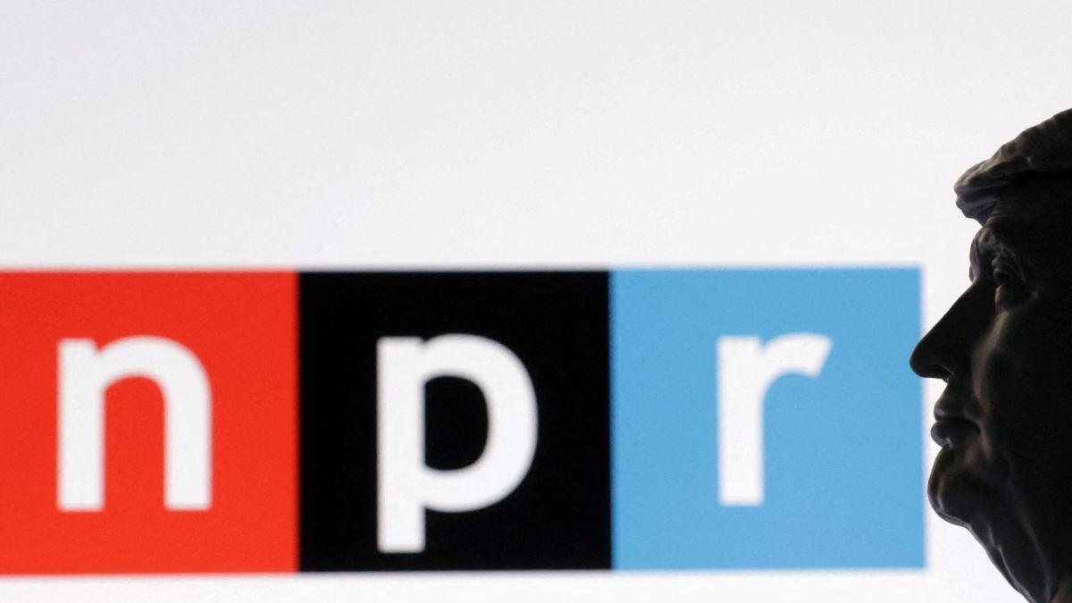 NPR demanda a Trump por decreto que suspende su financiamiento público