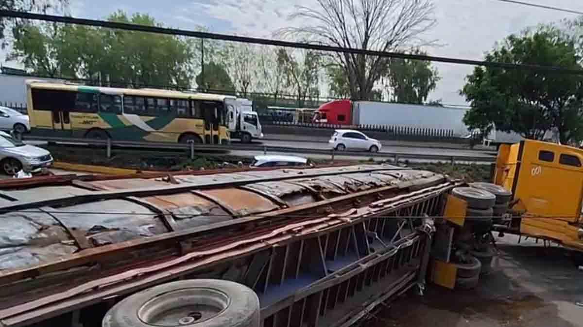 Vuelca tráiler en la lateral de la México-Querétaro y colapsa el ...