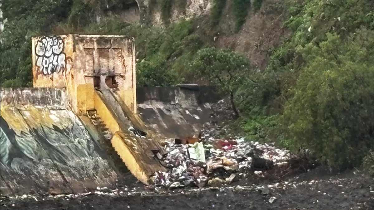 Basura a punto de desbordar la Presa San Francisco en Álvaro Obregón, CDMX