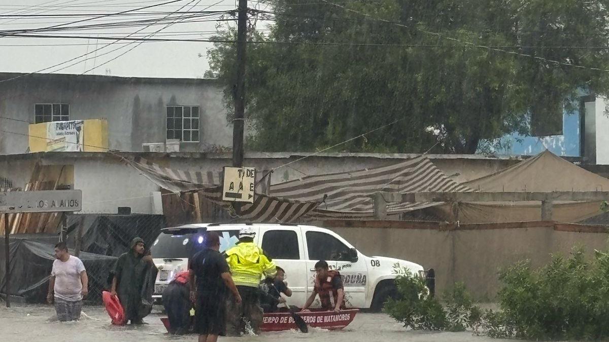 Papá salva a su hija de ahogarse en drenaje, pero muere al ser ...