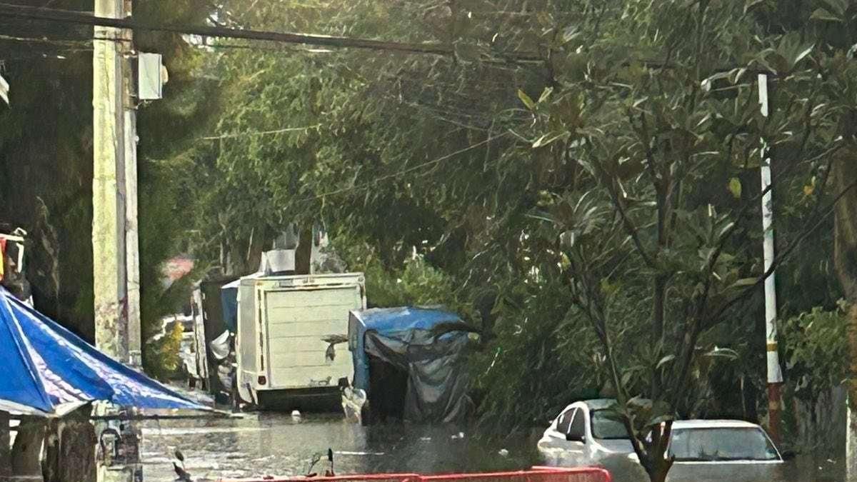 Se vuelve a inundar hoy la CDMX; autos bajo el agua por lluvias