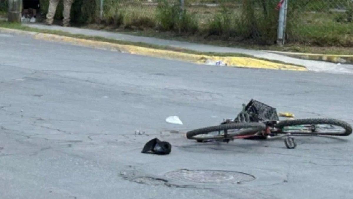 Camión se pasa el alto y atropella a abuelito que iba en bicicleta