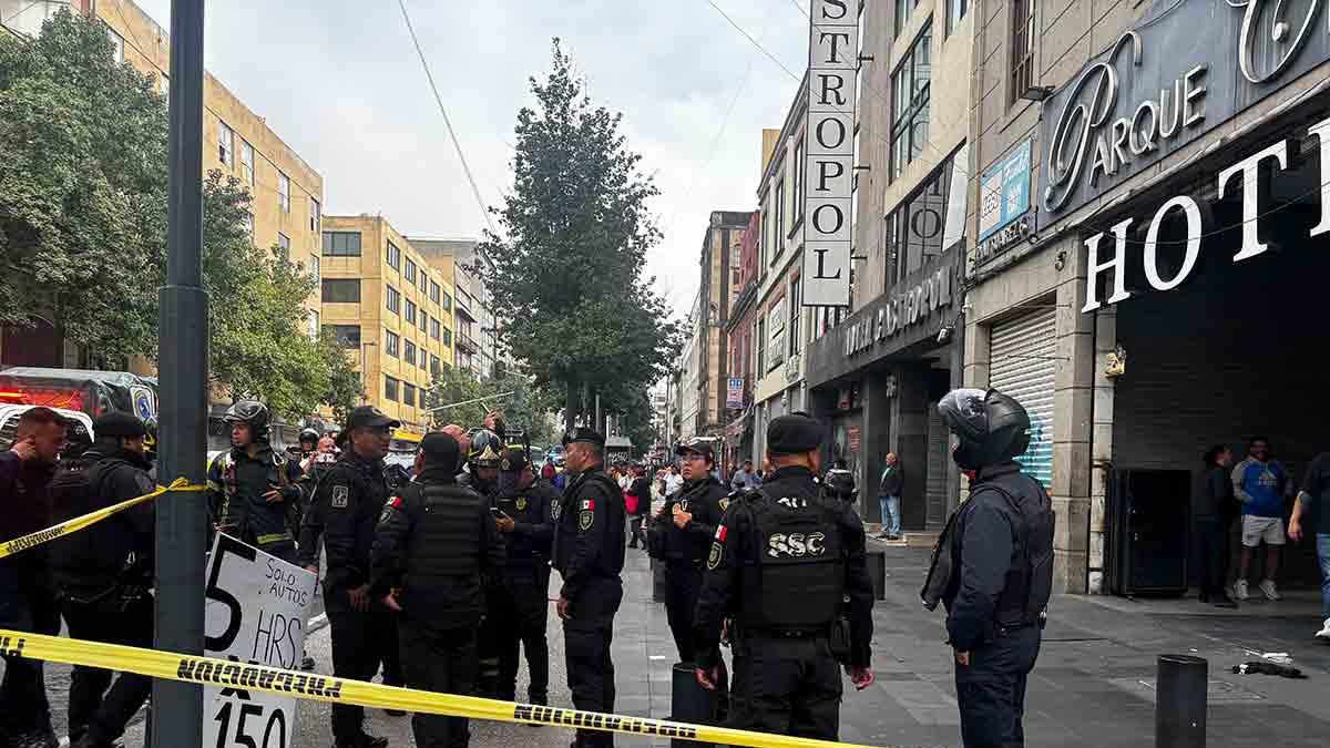 Policías salvan a hombre que cayó del segundo piso de un hotel en el ...