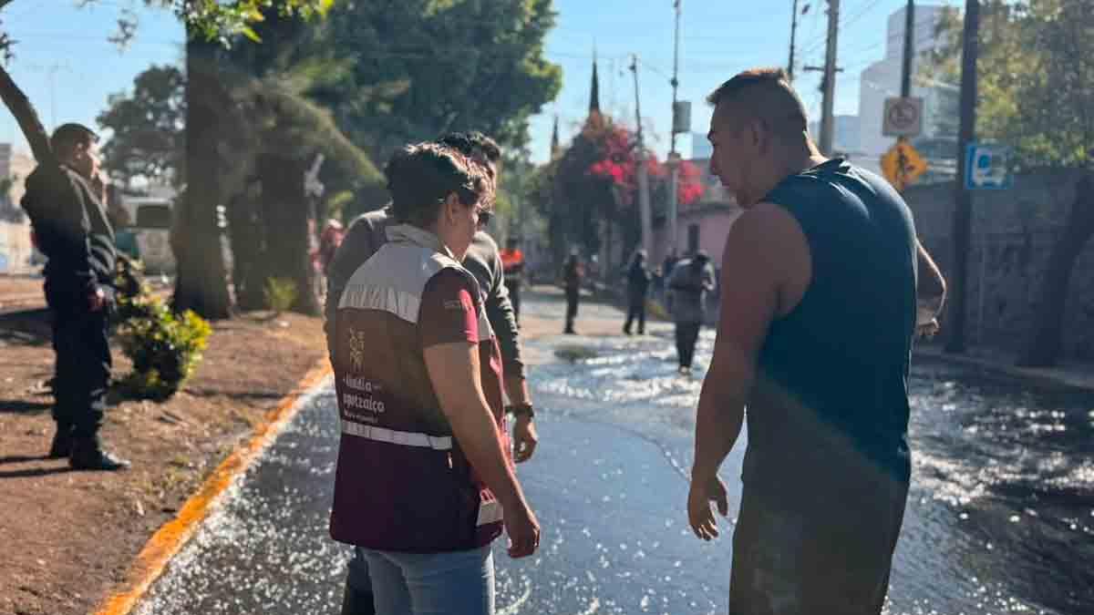Fuga de agua inunda viviendas en Azcapotzalco; vecinos denuncian ...