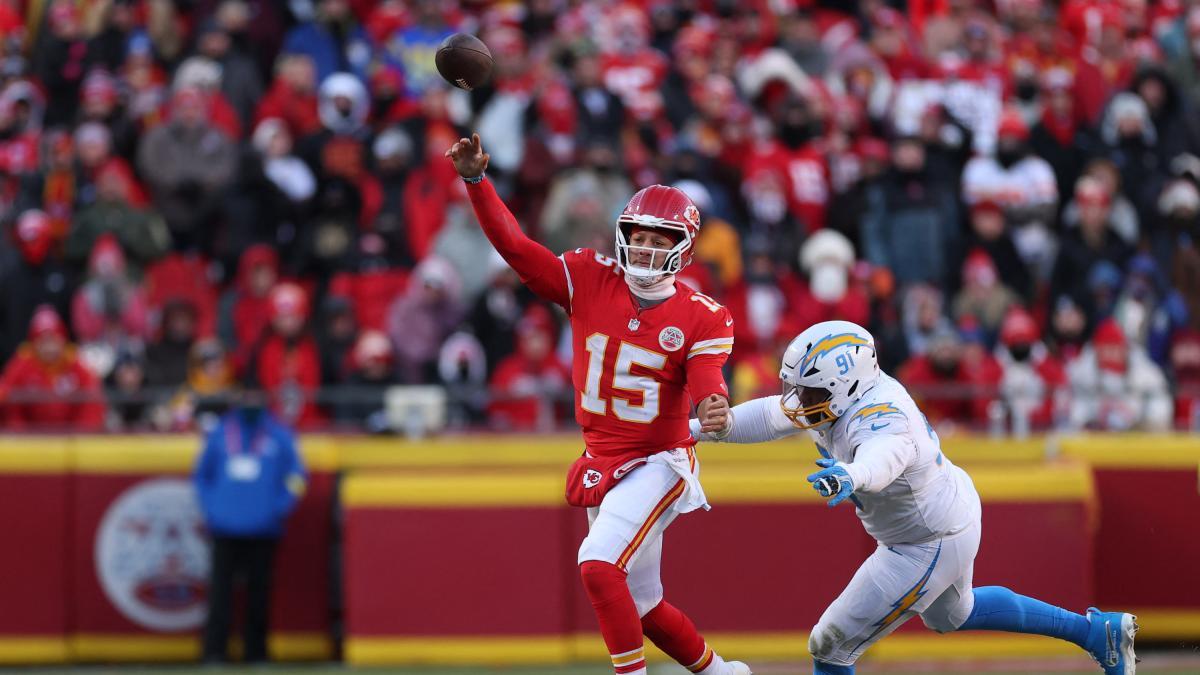 <![CDATA[VIDEO: ¡Patrick Mahomes está de vuelta! Muestra su progreso lanzando pases a meses de la cirugía]]>