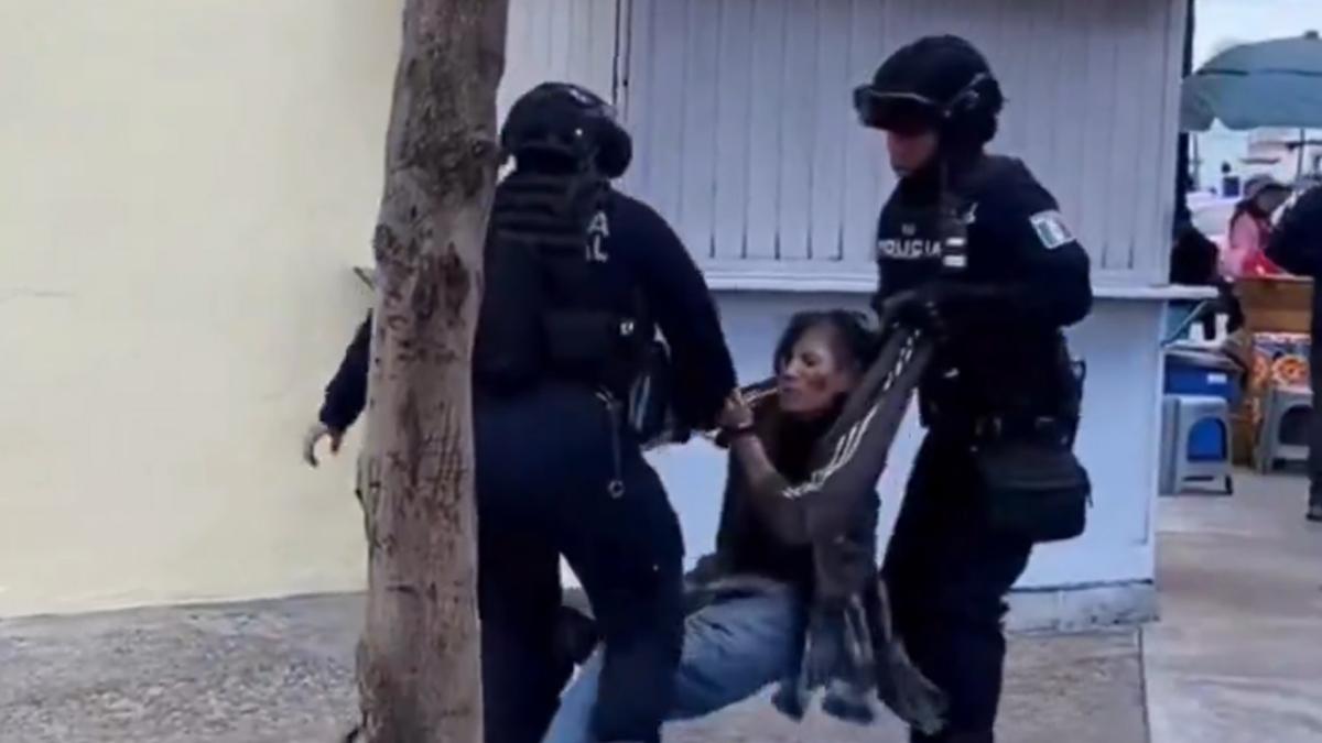 Policías “arrastran” a mujer en el centro de Oaxaca; autoridades ...