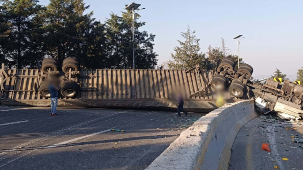 <![CDATA[Vuelca tráiler en la autopista México-Cuernavaca; está cerrada la vía]]>