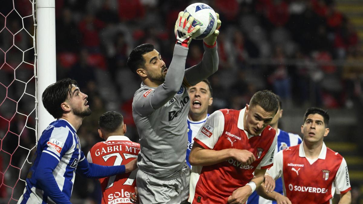 <![CDATA[Portugal llega 'parchado' a México; Diogo Costa se une a las bajas]]>