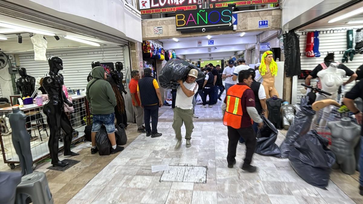 <![CDATA[Les caen con operativo en Tepito, decomisan productos 'pirata' del Mundial]]>