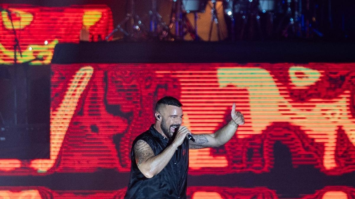 <![CDATA[Ricky Martin lanza nueva versión de “Vuelve” con Tini y Los Ángeles Azules]]>