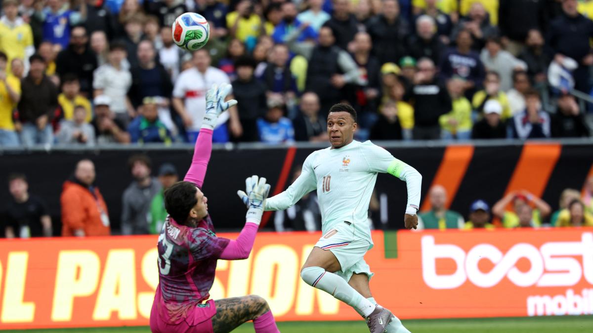 <![CDATA[Mbappé comanda la victoria de Francia ante un Brasil que enciende las alarmas]]>