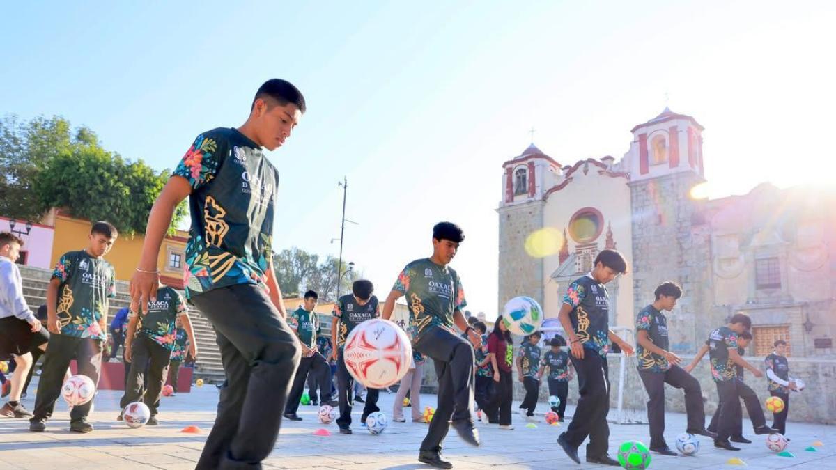 <![CDATA[Mas de 850 mil jóvenes se apropian del espacio público en la jornada nacional de cascaritas y dominadas]]>