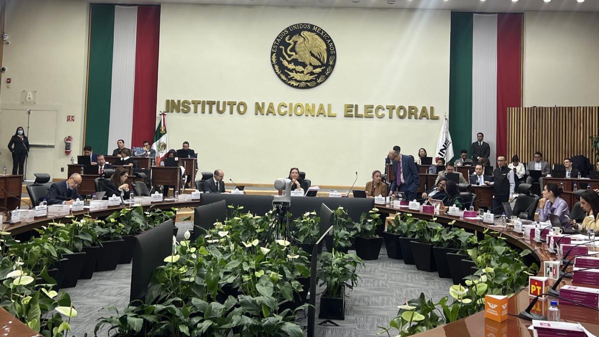 <![CDATA[Bajo asedio legal, se despiden tres consejeros del INE]]>