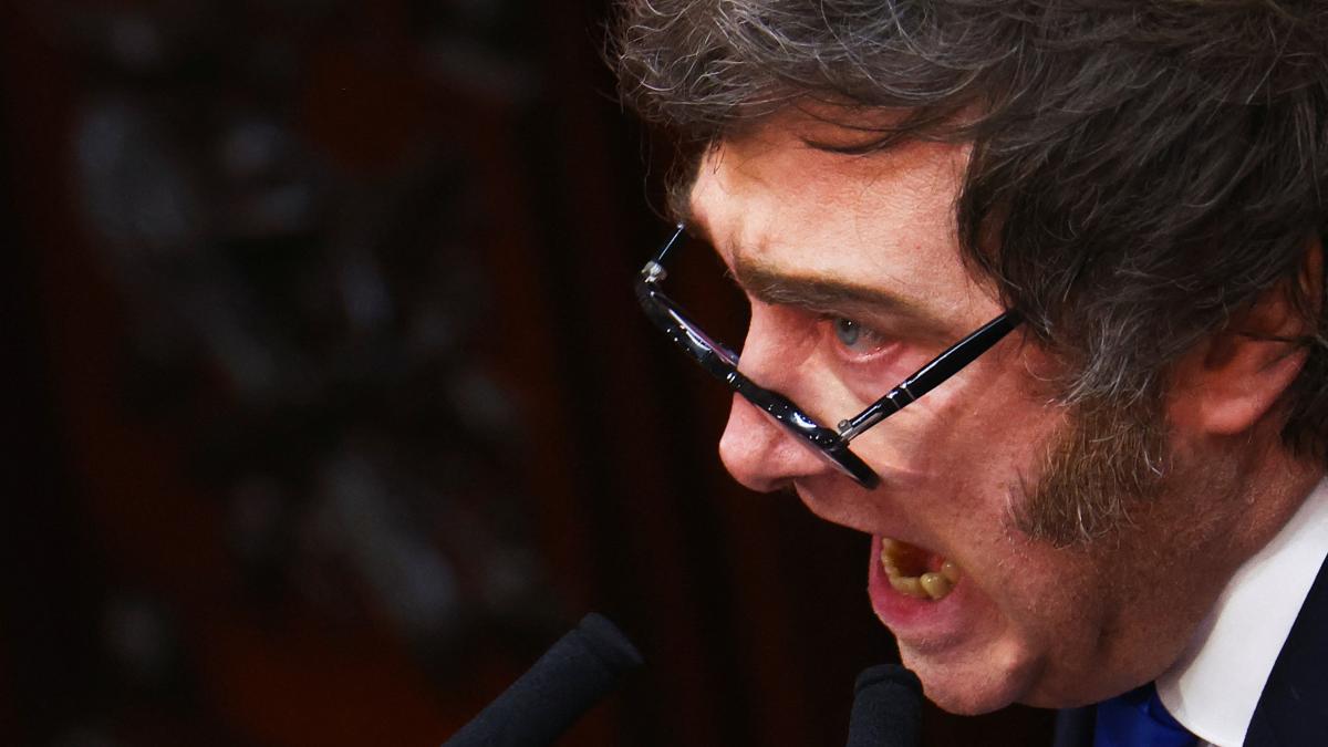 <![CDATA[Cae popularidad de Milei debido a acusaciones de corrupción en su gobierno]]>