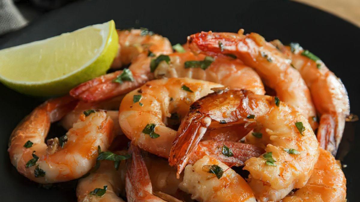 <![CDATA[Prepara camarones al mojo de ajo como de restaurante, la estrella de la Cuaresma]]>