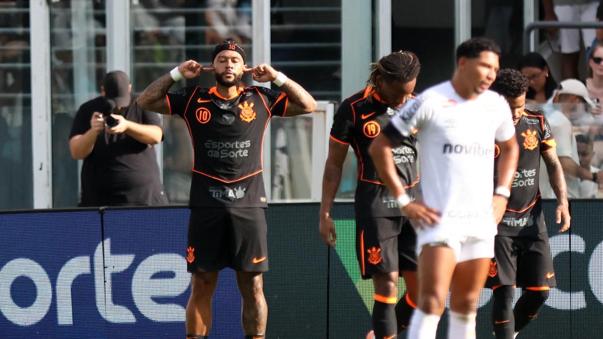 <![CDATA[Depay se mete en problemas: piden hasta 6 partidos por usar el celular]]>