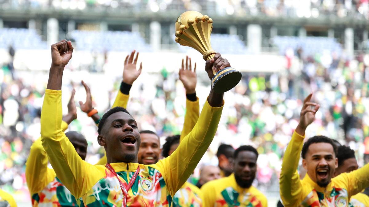 <![CDATA[Senegal desafía al mundo y presume trofeo de la Copa Africana pese a sanción]]>