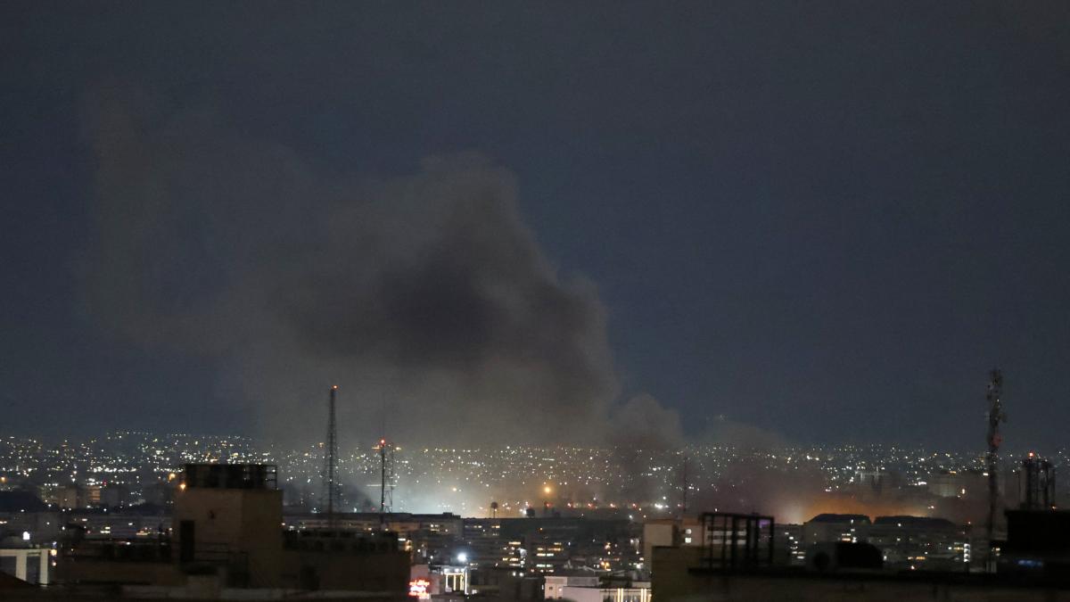 <![CDATA[Israel ataca centro de armamento naval en Irán mientras explosiones sacuden Teherán]]>