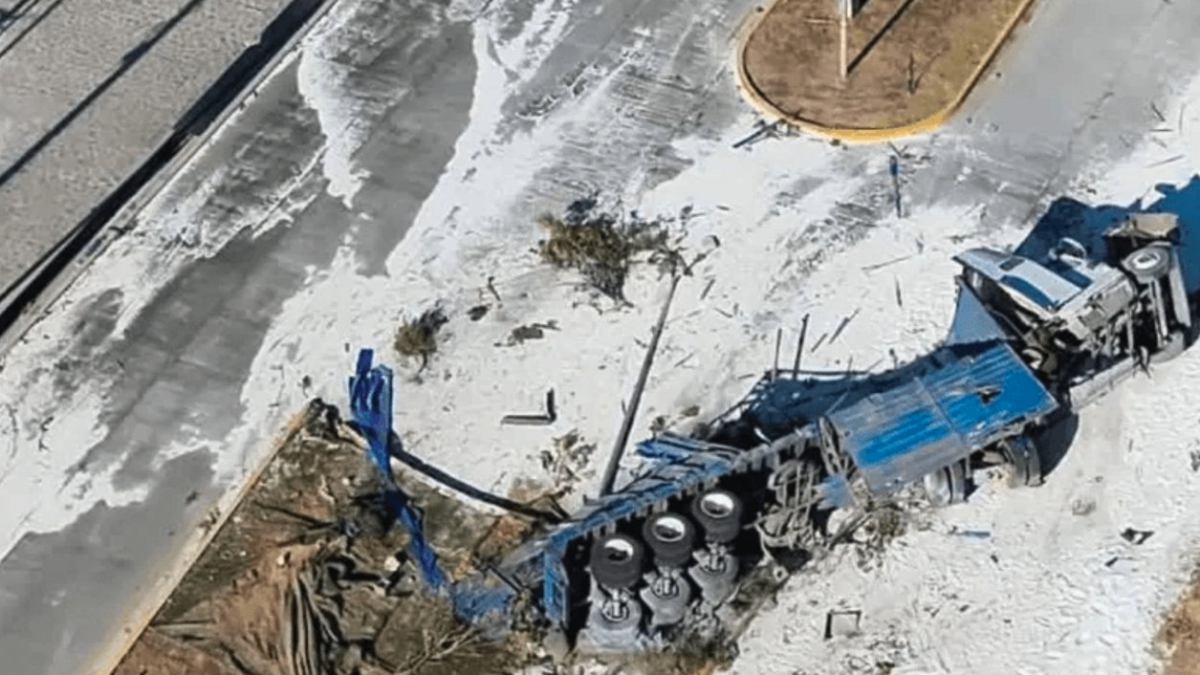 <![CDATA[Tragedia en la autopista Zitácuaro–Toluca; tráiler sin frenos provoca choque múltiple]]>