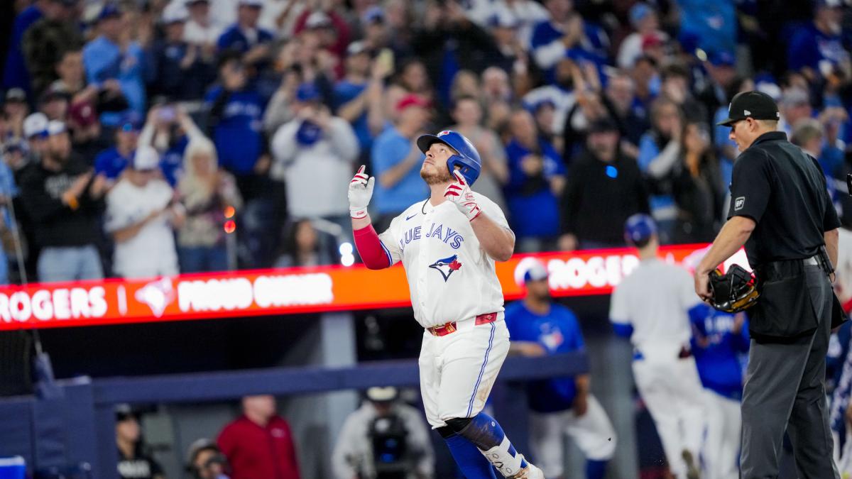 <![CDATA[Kirk se la vuela, evita la derrota, y Toronto lo gana con otro walk-off]]>