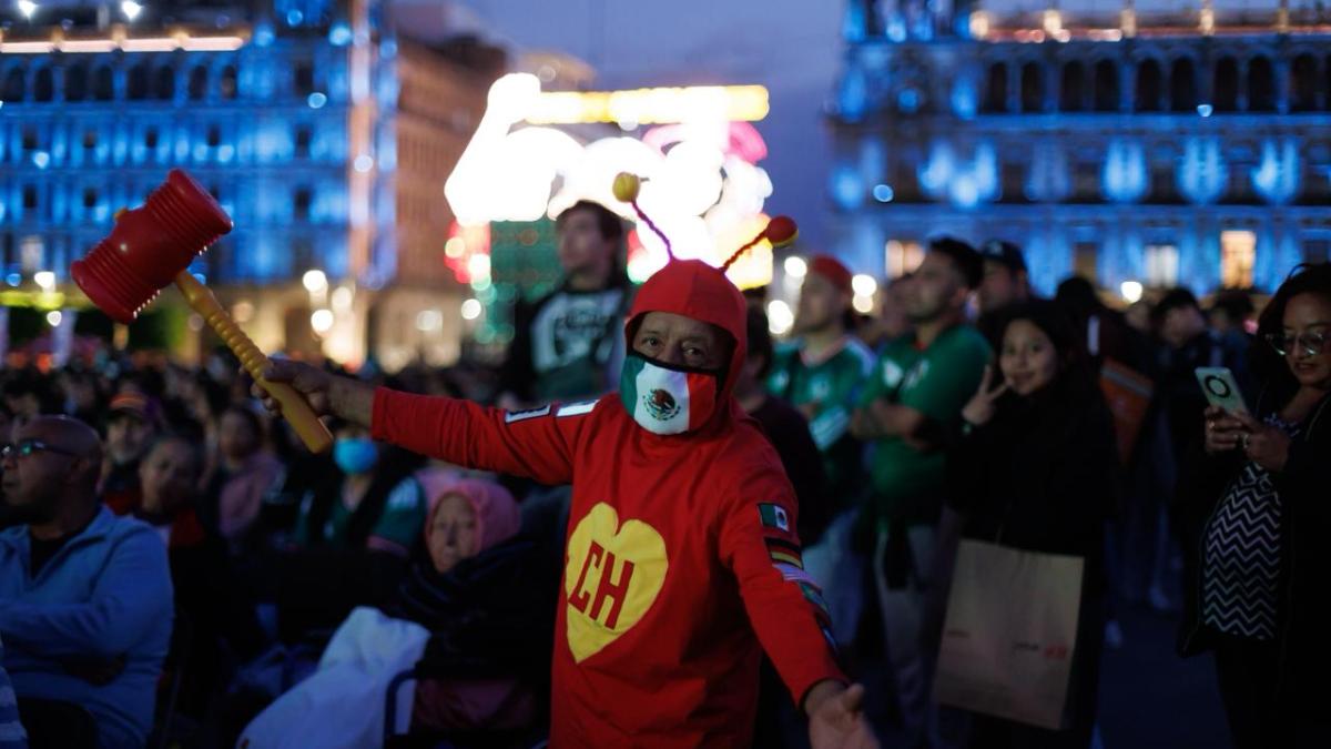 <![CDATA[Fotos: Entre ajolotes y chapulines, cientos acuden al Zócalo para partido México vs Portugal]]>