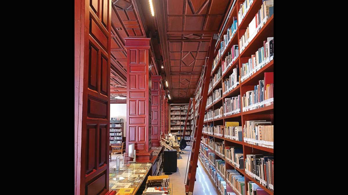 <![CDATA[Libros que seducen a través de la historia en la Biblioteca Pedro Bosch Gimpera]]>