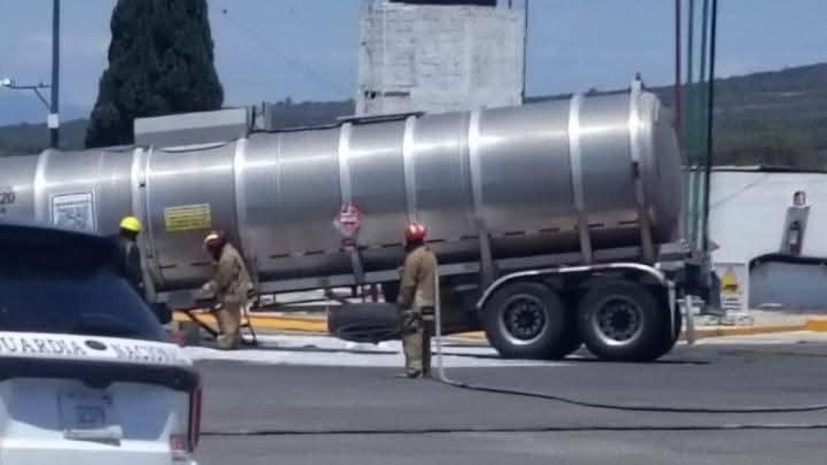 <![CDATA[Alerta derrame de gasolina tras accidente de pipa en Hidalgo]]>