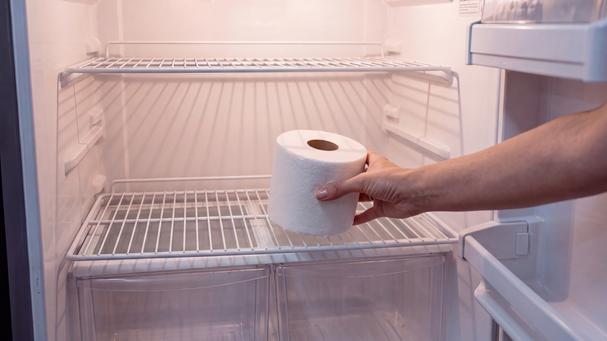 <![CDATA[El truco de poner un rollo de papel higiénico en el refrigerador, ¿para qué sirve?]]>
