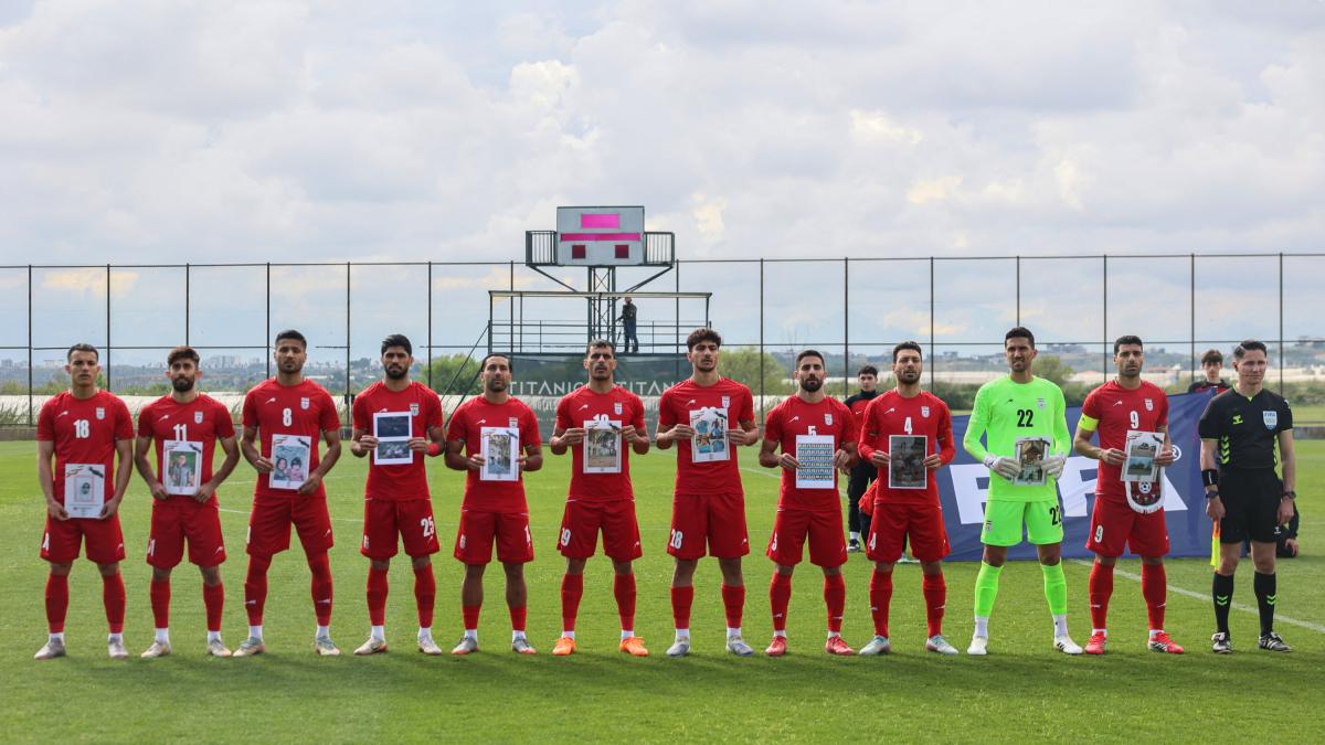 <![CDATA[¡Protesta mundial! Irán exhibe fotos de niños ante Infantino en amistoso contra Costa Rica]]>