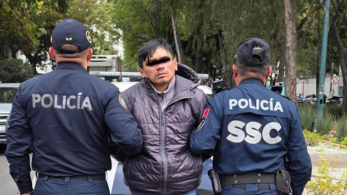 <![CDATA[Conductor se baja a ayudar por supuesta llanta ponchada y lo secuestran en CDMX]]>