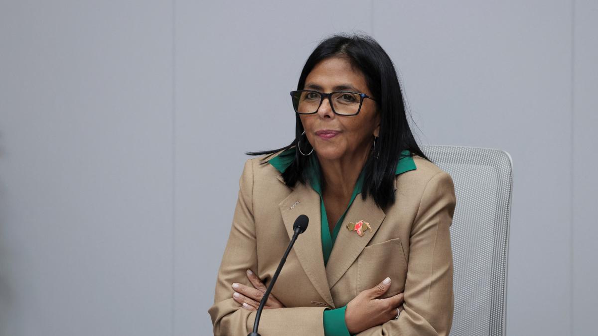 <![CDATA[Estados Unidos levanta sanciones contra Delcy Rodríguez en medio de acercamiento con Venezuela]]>