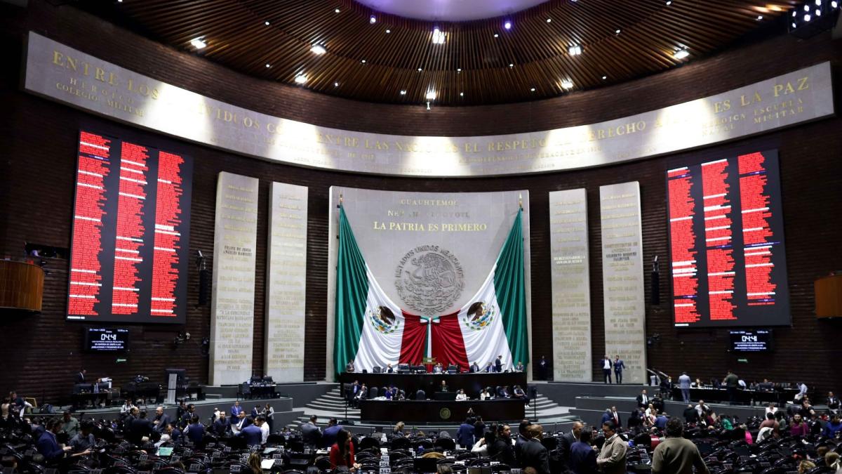 <![CDATA[Modifican diputados reglas para relevo del INE]]>