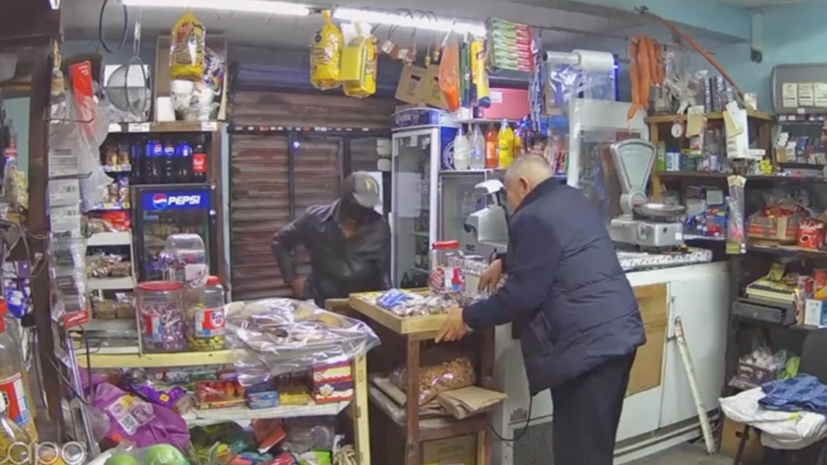 <![CDATA[Con saña, ladrón lesiona a adulto mayor durante robo a tienda en Hidalgo (VIDEO)]]>