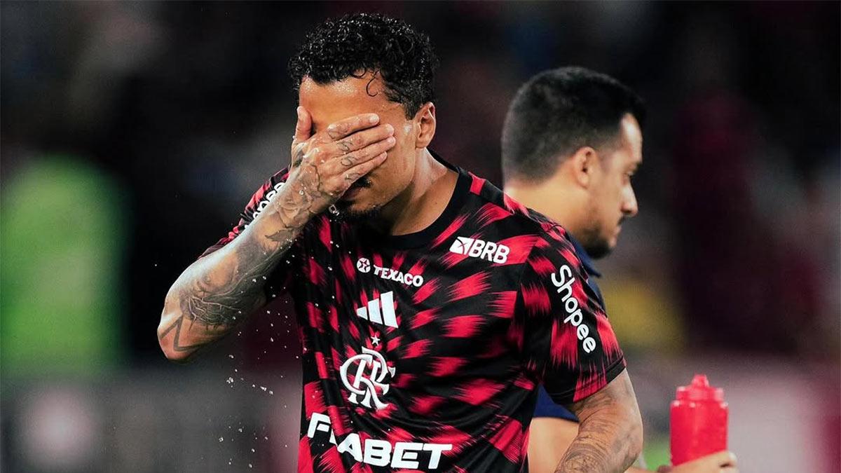 <![CDATA[Su gesto vulgar lo revisó el VAR y lo echaron de la cancha]]>