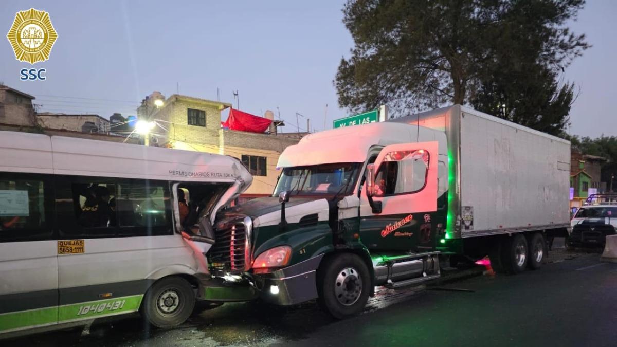 <![CDATA[Terrible choque deja 5 heridos en Iztapalapa, uno con amputación parcial de pierna]]>