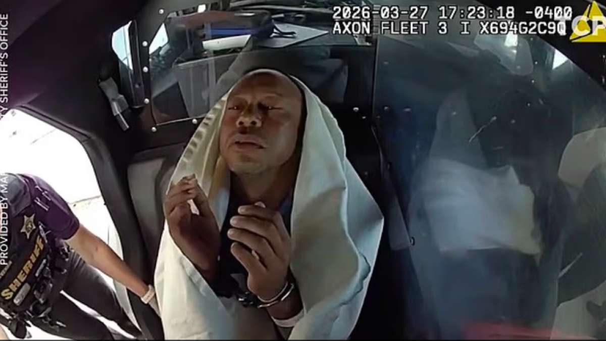 <![CDATA[Caída de un ídolo: El impactante video de Tiger Woods arrestado tras volcar su camioneta en Florida]]>