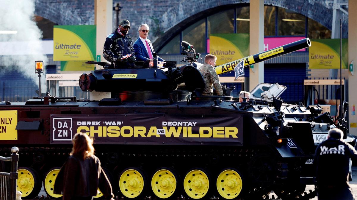 <![CDATA[El boxeador Derek Chisora llegó en tanque de guerra y provoca indignación en redes sociales]]>