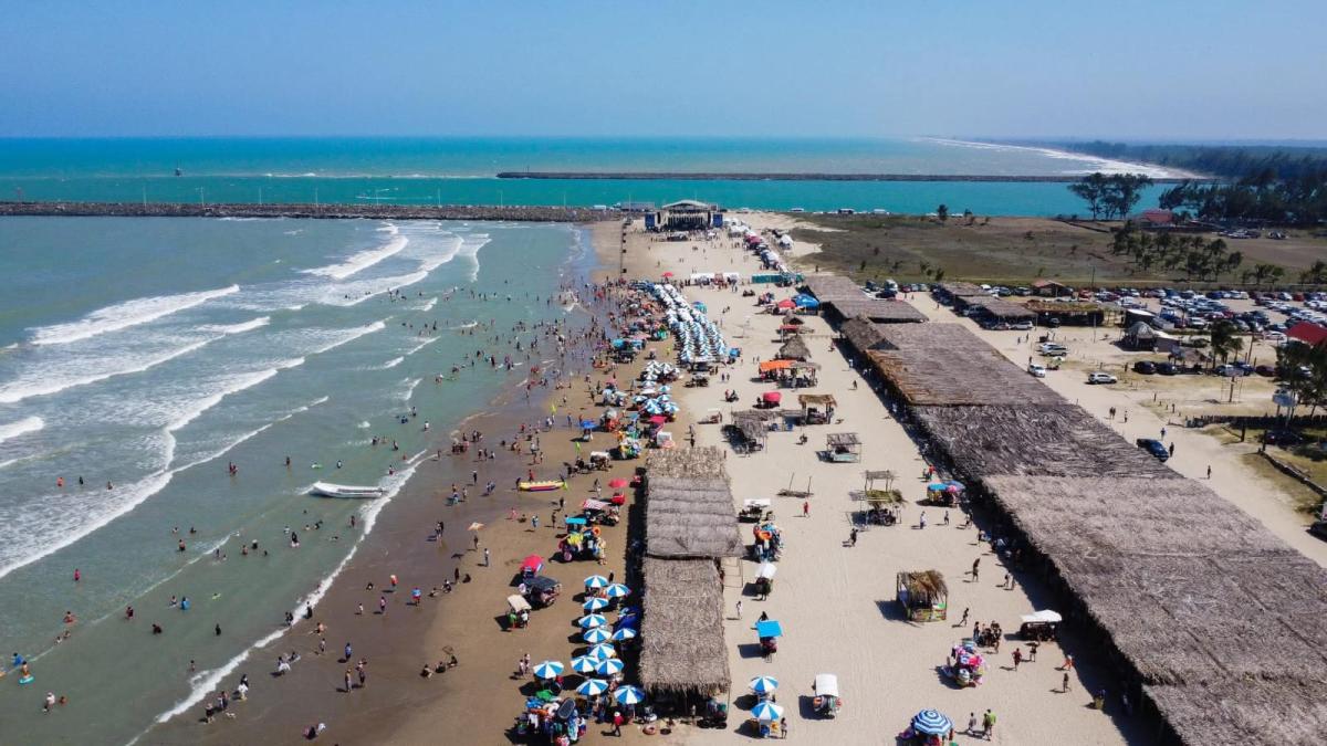 <![CDATA[Derrame no detiene al turismo en playas de Veracruz]]>