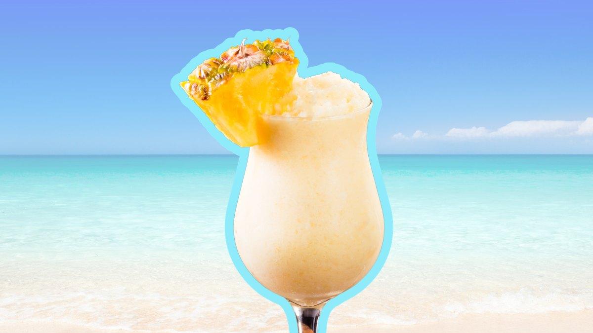 <![CDATA[Prepara una piña colada para sentirte en la playa, receta clásica con y sin alcohol]]>