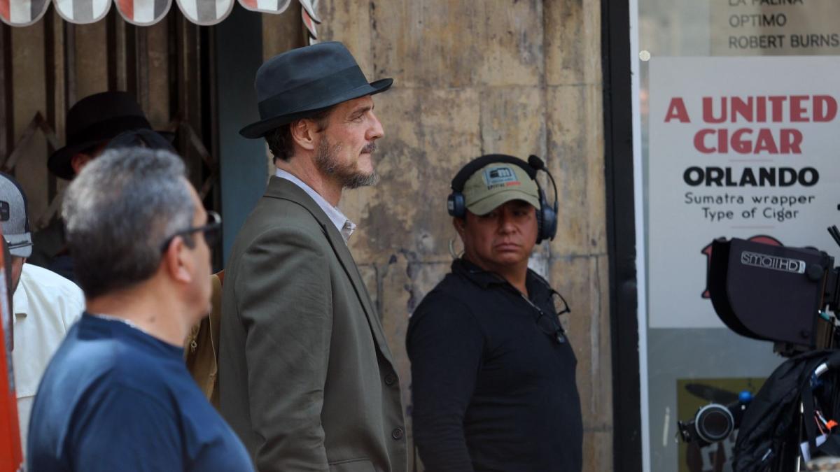 <![CDATA[FOTOS: Pedro Pascal es captado en CDMX filmando la película ‘De Noche’]]>