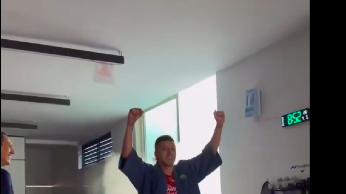 <![CDATA[¿Reta al 'Canelo'? El 'Piojo Alvarado se pone los guantes previo al duelo de Chivas contra Pumas]]>