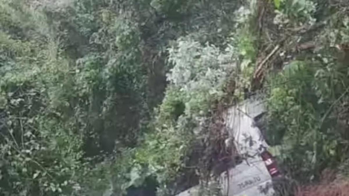 <![CDATA[Camioneta de pasajeros cae a barranco en Hidalgo; hay siete heridos]]>