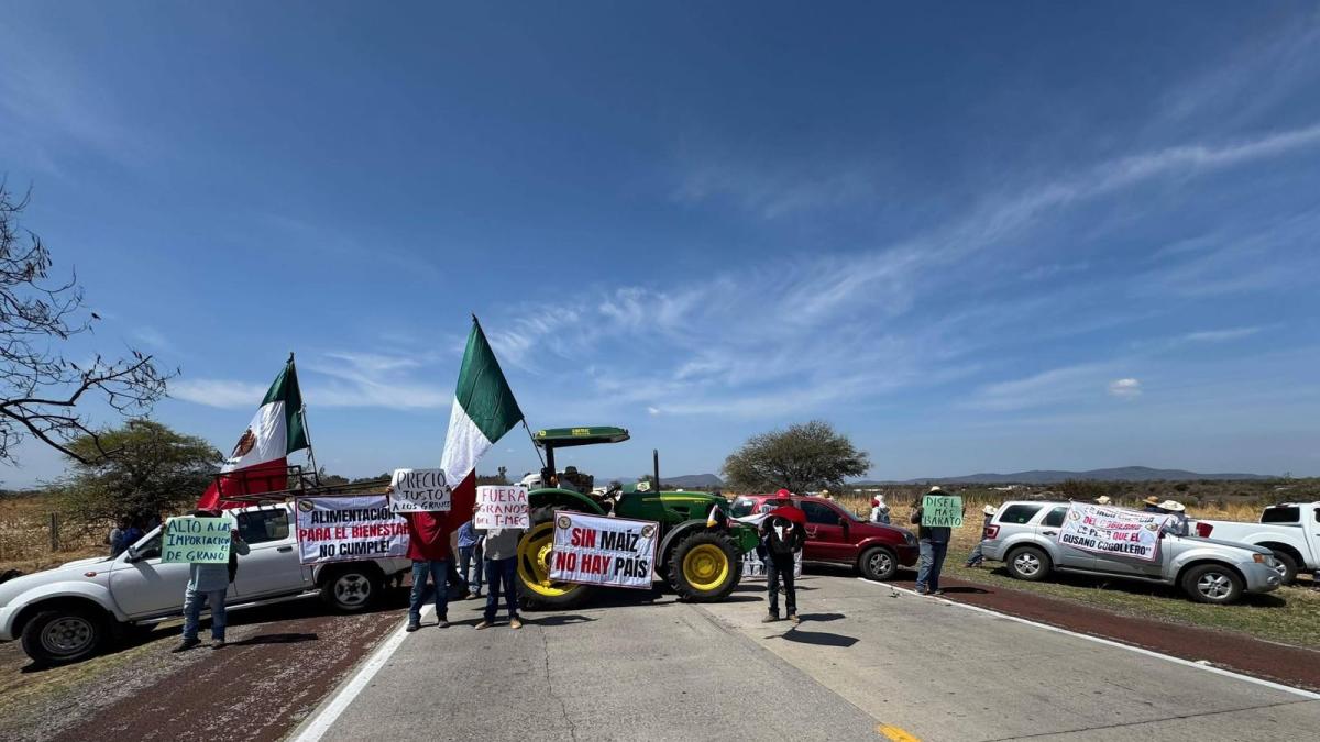<![CDATA[Bajan de 11 a 5 los bloqueos carreteros en el país; Segob reporta diálogo efectivo]]>