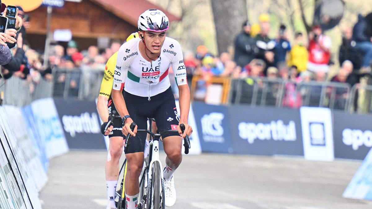 <![CDATA[¿A la sombra de Pogacar? Raúl Alcalá insta a Isaac del Toro a dejar el UAE para ser líder]]>