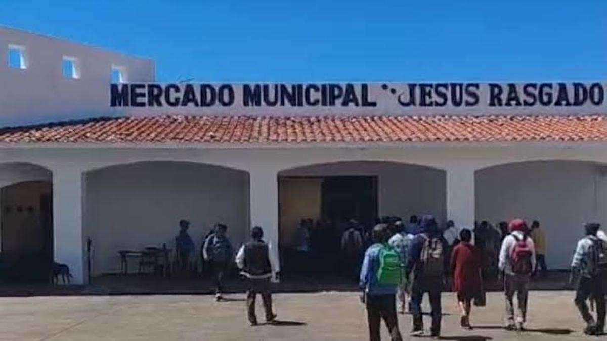 <![CDATA[Habitantes de Oaxaca retienen a policías y regidores para presionar entrega de recursos]]>