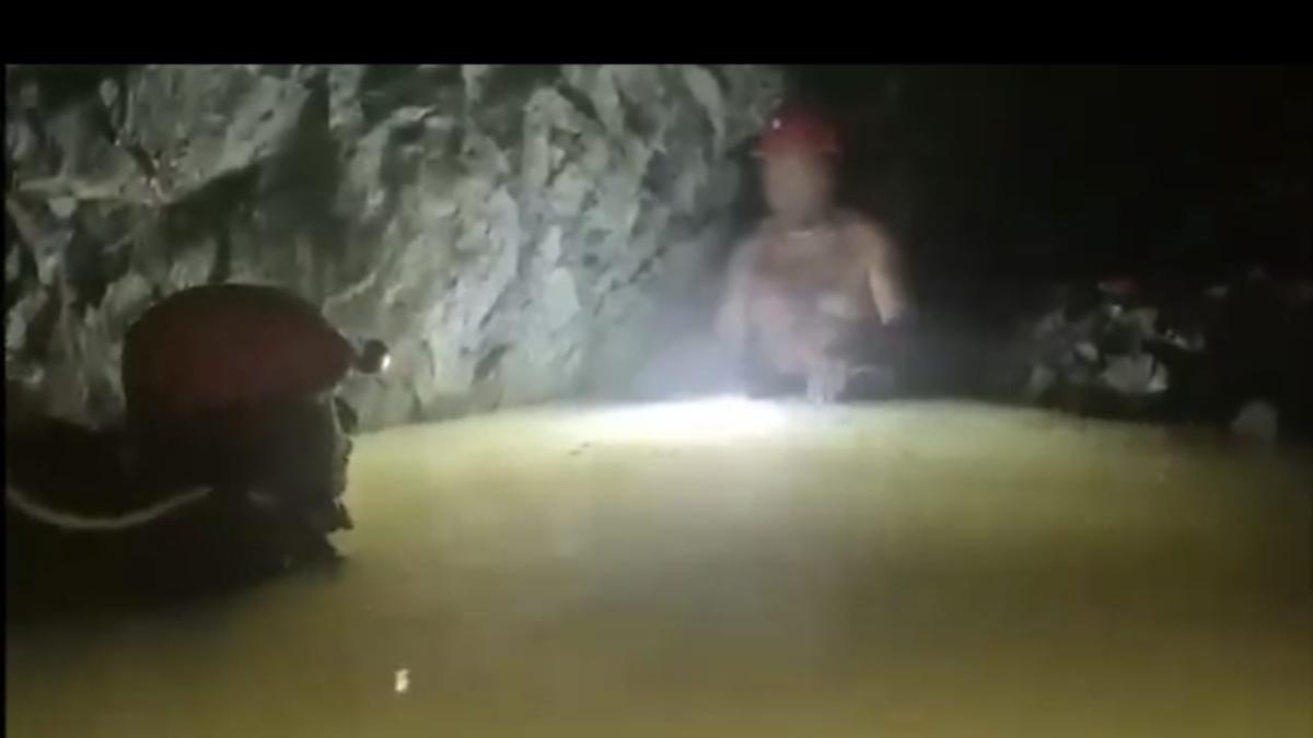 <![CDATA[Tras 14 días, así rescataron a un minero los buzos de la Defensa]]>